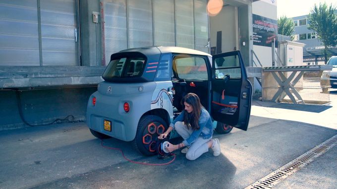 Der Citroen Ami hat das Ladekabel gleich mit eingebaut. Microlino