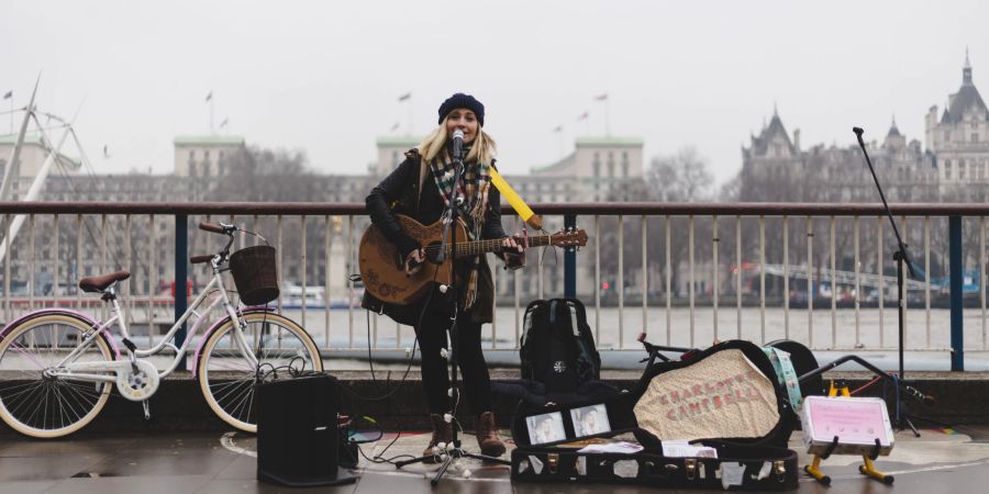 Strassenmusikerin mit gitarre