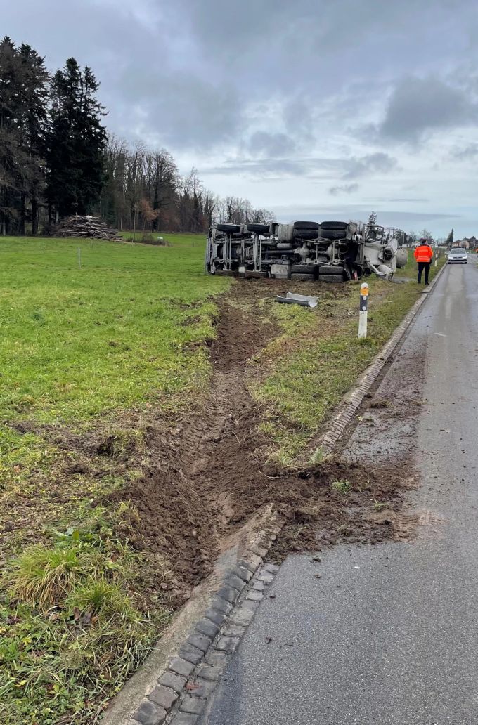 Der Fahrer wurde leicht verletzt. Betonmischer verunfallt