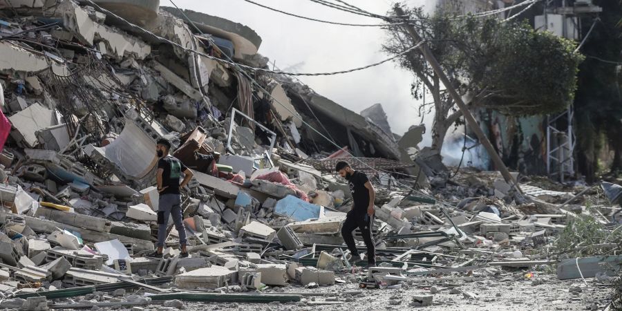 Palästinenser inspizieren die Trümmer nach einem israelischen Angriff auf das Viertel Tel al-Hawa im Gazastreifen.