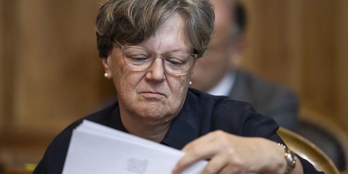 Die Freiburgerin Isabelle Chassot (Mitte) hat die Wiederwahl in den Ständerat nicht im ersten Anlauf geschafft. (KEYSTONE/Alessandro della Valle) chassot