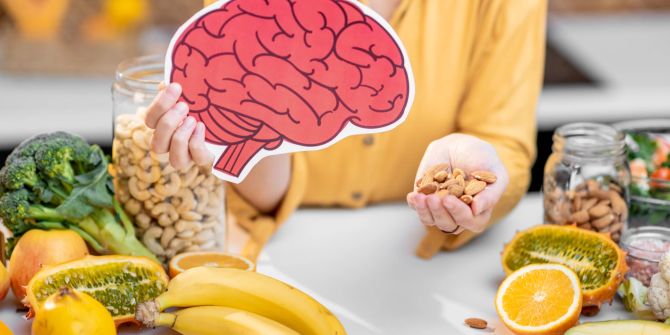 Obst, Gemüse, Nüsse, Bild eines Gehirns
