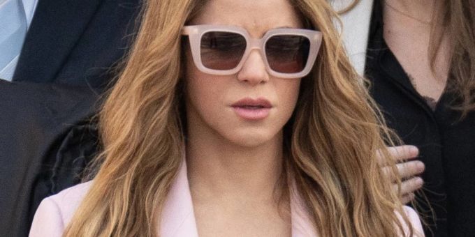 Shakira am 20. November 2023 mit Anwälten vor dem Gericht in Barcelona. Shakira am 20. November 2023 mit Anwälten vor dem Gericht in Barcelona.