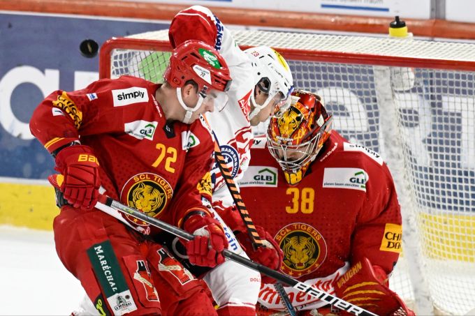 Die SCL Tigers feiern einen knappen Sieg gegen die Rapperswil-Jona Lakers. SCL Tigers Rapperswil-Jona Lakers