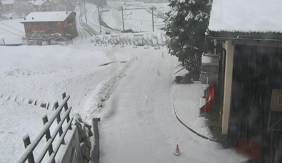 Ein Hauch von Weiss auch bei der Talstation Marguns in St. Moritz GR. Die tiefere Schneefallgrenze machts möglich.