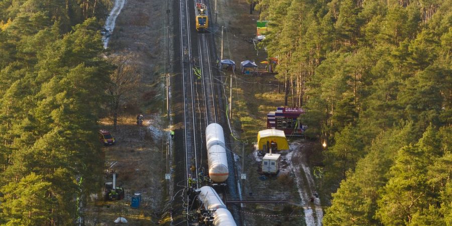 Beschädigte Waggons stehen und liegen auf dem Bahndamm in Leiferde.