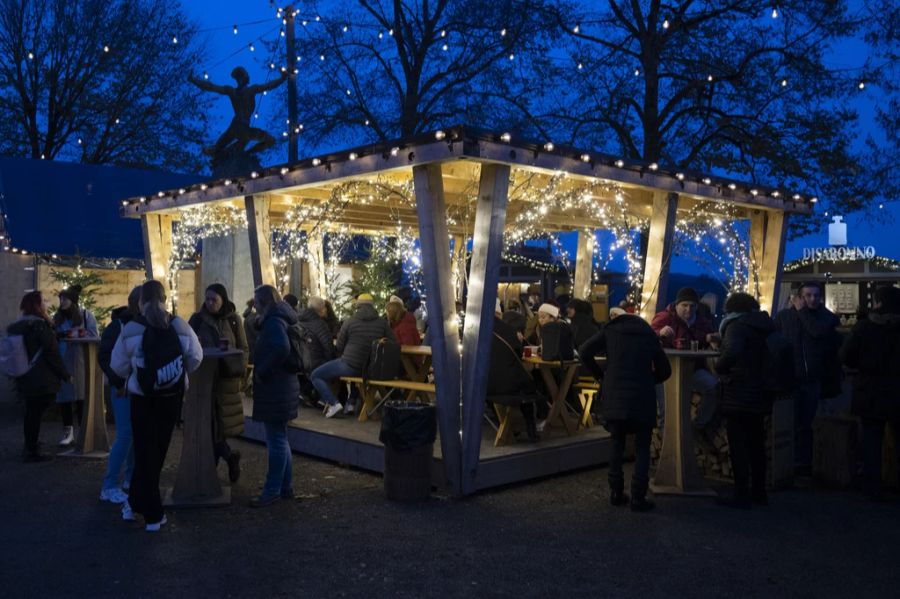 «Man sieht überall, dass alles ein wenig teurer geworden ist», sagt eine Weihnachtsmarkt-Standbetreiberin.