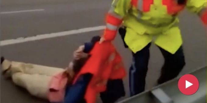 Wird gefeiert - Deutscher Polizist zerrt Klima-Aktivistin von Autobahn