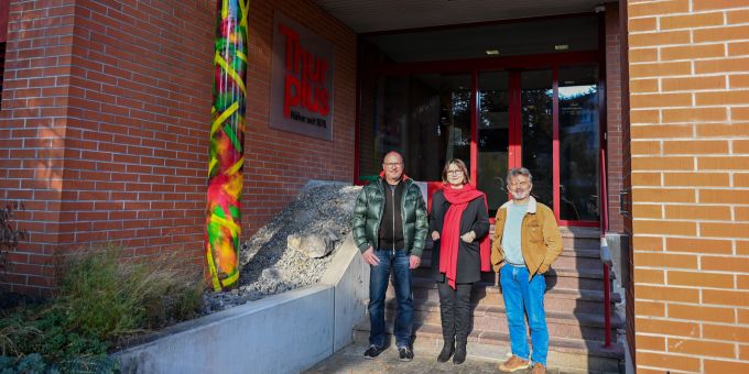 Michael Gemperle (Mitglied der Geschäftsleitung Thurplus) und Amtsleiter Kultur Christof Stillhard freuen sich mit der Künstlerin Birgit Olzhausen über das neue Kunstwerk und die gelungene Platzierung. Übergabe eine Kunstobjektes