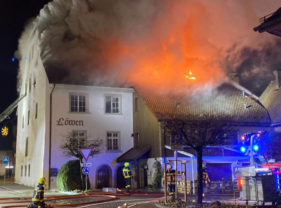 Bei den Löscharbeiten waren 130 Angehörige der Feuerwehren Erlinsbach, Schönenwerd, Aarau und Küttigen beteiligt.