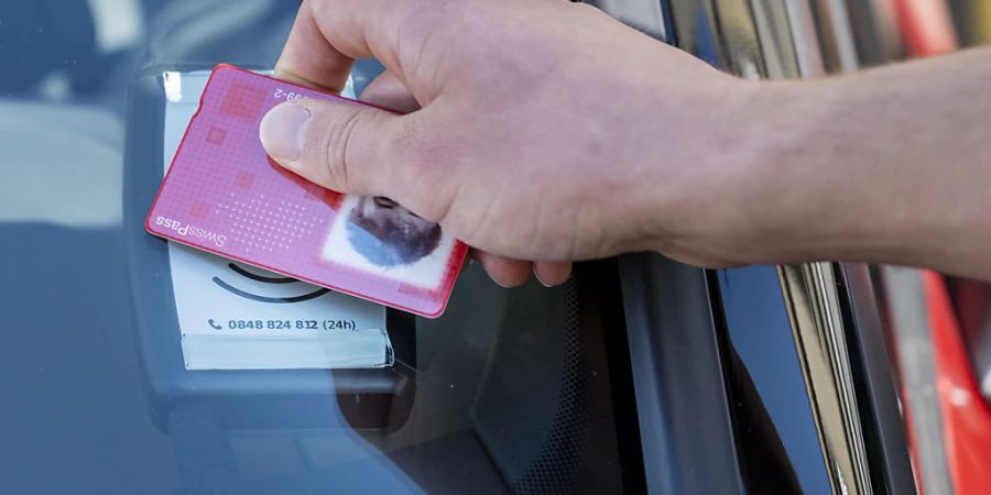 Wie schon länger bei Mobility-Fahrzeugen kann der Swisspass nun auch zum Beispiel bei Billett-Automaten in Bahnhöfen zur Bezahlung an das Lesegerät gehalten werden. (Archivbild)