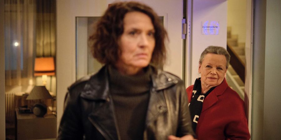 In aller Selbstverständlichkeit taucht Niki Odenthal (Ursula Werner) bei Lenas Ermittlungen auf.