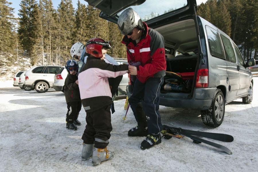 Viele Wintersport-Fans fahren jeweils mit dem Auto in die Bündner Skigebiete.