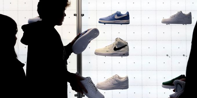 Kunden in einem New Yorker Nike-Geschäft. Kunden in einem New Yorker Nike-Geschäft.