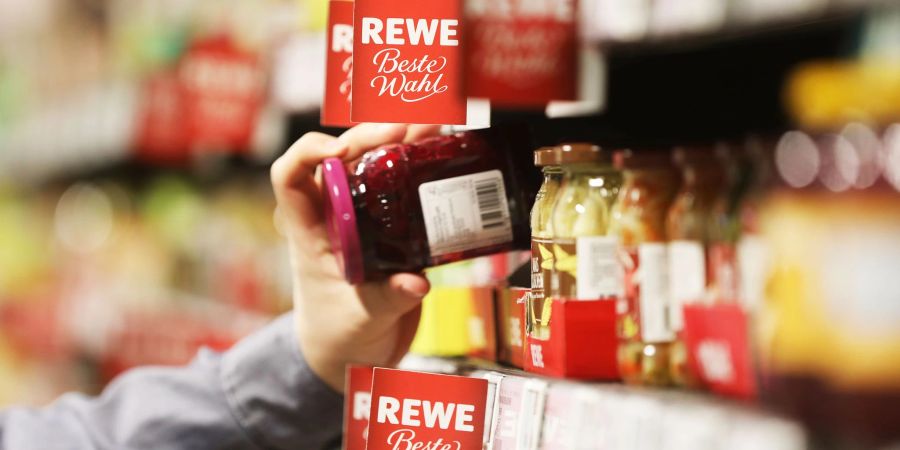 Damit der Griff ins Supermarktregal nicht noch teurer wird, spricht sich die Rewe Group gegen Preisanhebungen aus.