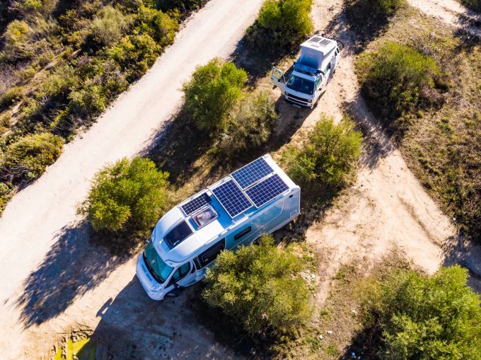 Solarenergie lässt sich mithilfe von Solarpanels am oder auf dem Wohnwagen optimal erzeugen. Solarenergie