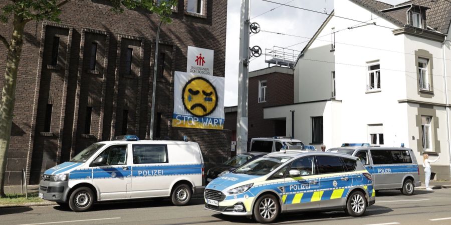 Polizeifahrzeuge vor dem Don-Bosco-Gymnasium. Hier wollte der 16-jährige deutschen Schüler ein «Massaker» anrichten (Archivbild).