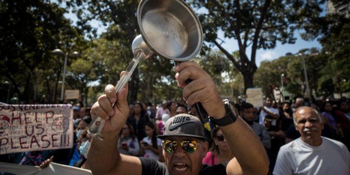 Staatsbedienstete protestieren in Venezuela für höhere Löhne. EPA/MIGUEL GUTIERREZ Venezuela
