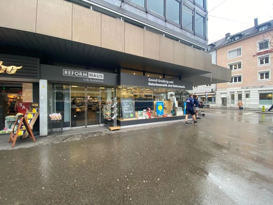 Die Filiale an der Zürcher Stockerstrasse wird ab Mittwochmorgen ebenfalls zu sein.