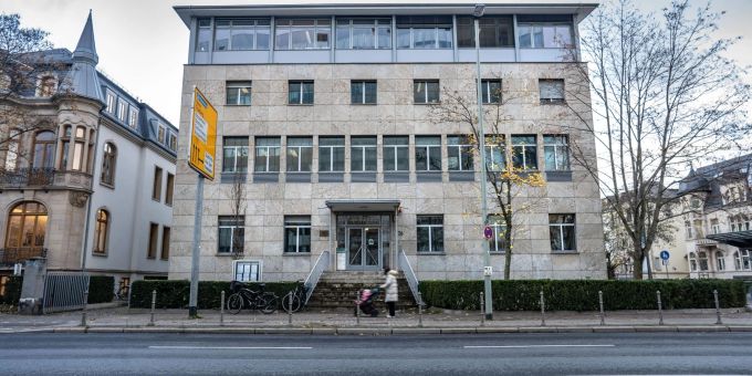 Das IfS gilt als Wiege der „Frankfurter Schule“, die kritische linke Theorie, die in den 1960er-Jahren die Studentenbewegung stark beeinflusste. Das IfS gilt als Wiege der „Frankfurter Schule“, die kritische linke Theorie, die in den 1960er-Jahren die Studentenbewegung stark beeinflusste.