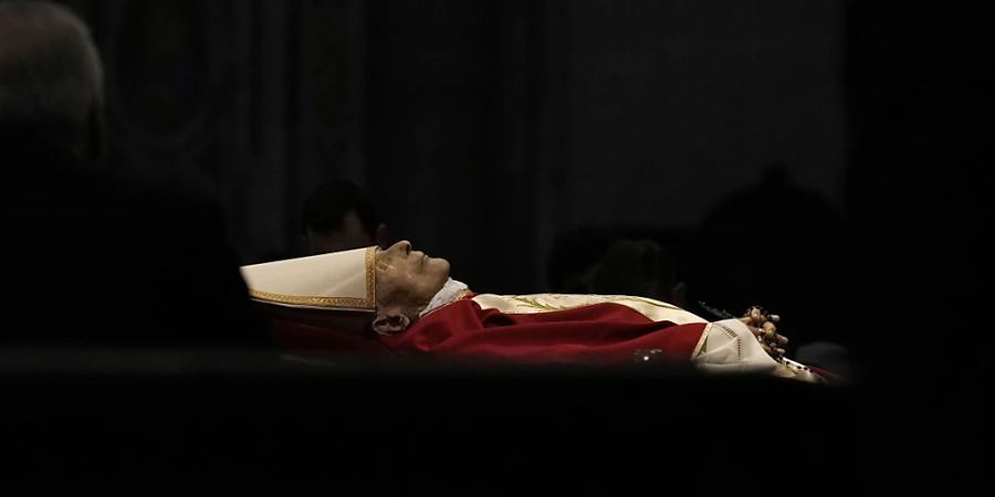 Der Leichnam des verstorbenen emeritierten Papstes Benedikt XVI. ist im Petersdom im Vatikan aufgebahrt. Der emeritierte Papst war im Alter von 95 Jahren gestorben. Foto: Andrew Medichini/AP/dpa