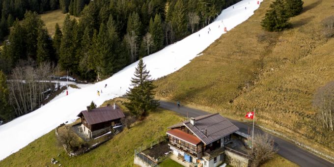 In Villars-sur-Ollon VD liegt der Schnee nur auf einer schmalen Piste, daneben ist alles grün. Schnee