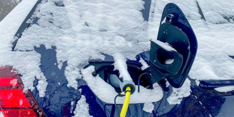 Frostige Ladung: Wer sein E-Auto nachts bei Minusgraden geparkt hat, sollte nicht direkt zur Schnellladestation fahren.