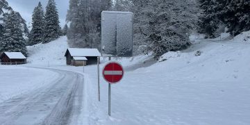 Verschneite Bergstrasse