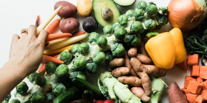Eine Portion Gemüse ist – als grobe Faustregel – das, was in eine Hand passt. Hand Gemüse Rosenkohl Brokkoli Kartoffel Karotte Hand