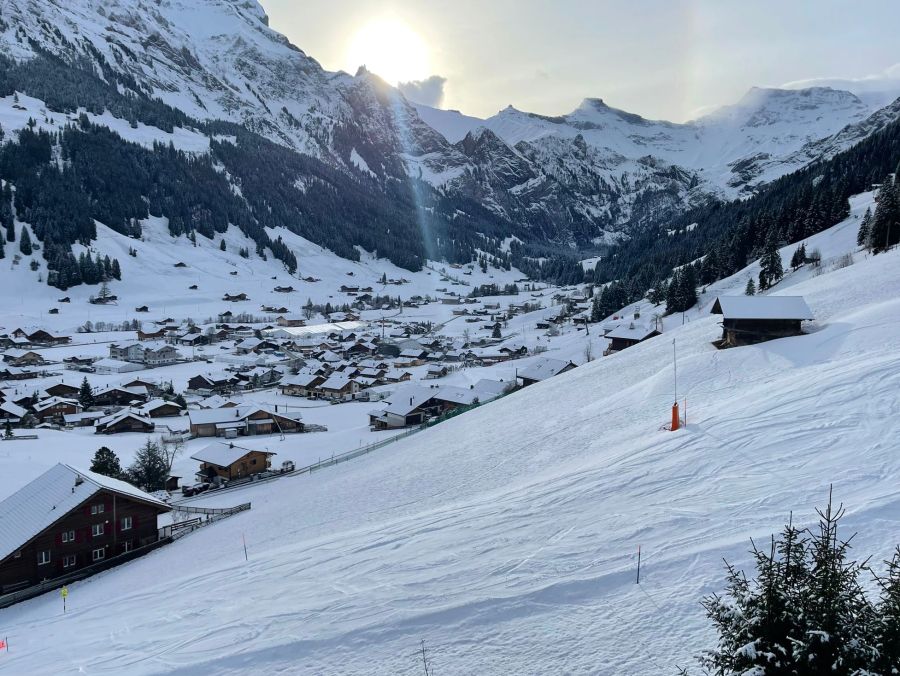 In Adelboden BE liegt am Freitagmorgen Schnee.