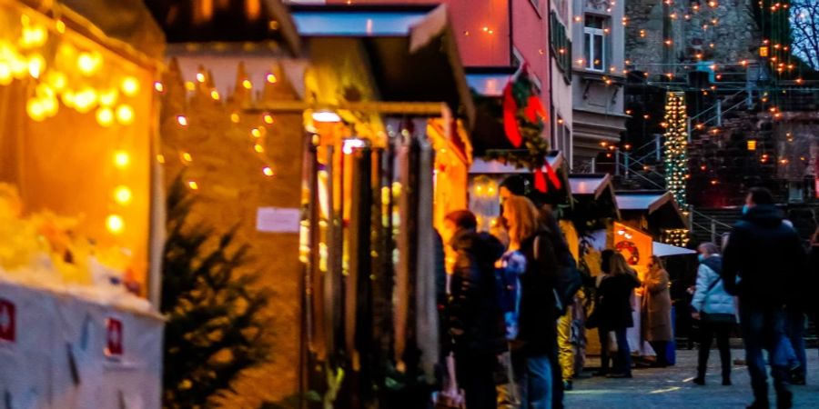 Besucher auf dem Weihnachtsmarkt