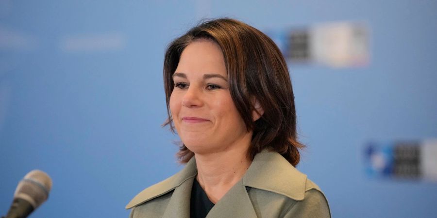 Aussenministerin Annalena Baerbock spricht mit Journalisten beim Treffen der Nato-Aussenminister.