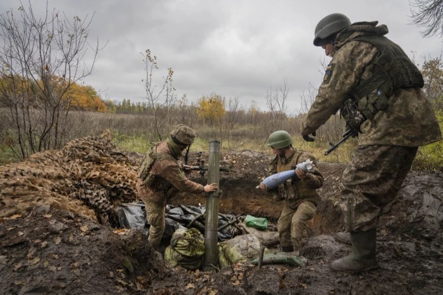 Seit dem Ukraine-Krieg sind viele Soldaten im Dauereinsatz. Hier bereiten sich ukrainische Soldaten auf Kämpfe in Bachmut vor.