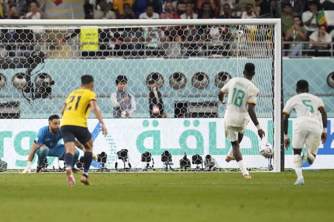 Ismaila Sarr (Nummer 18) zeigt beim Penalty keine Nerven und verwandelt zum 1:0. Senegal