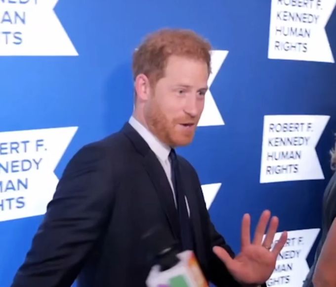 Antworten? Gab es von Prinz Harry auf dem roten Teppich keine. Prinz Harry