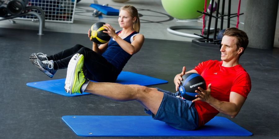 Wer sich zu Jahresbeginn neu im Fitnessstudio anmelden will, sollte vorher bei einigen Aspekten im Vertrag genauer hinsehen.