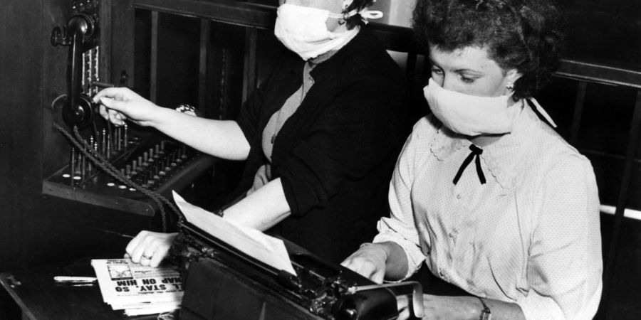 Selbst in den Büros sassen die Angestellten mit Gazemasken (Aufnahmedatum unbekannt). Im Dezember 1952 legt sich fünf Tage lang eine schwere Dunstglocke aus Rauch und Nebel über die britische Hauptstadt.