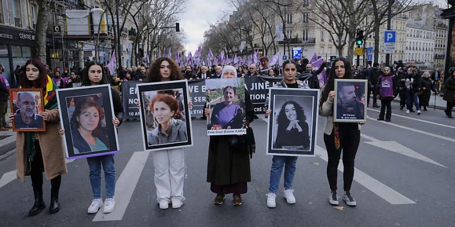 Sechs Frauen, die die Bilder von sechs getöteten Kurden in der Hand halten, laufen durch das Zentrum von Paris. Drei Getötete starben am vergangenen Freitag, die anderen drei vor rund 10 Jahren in Paris. Foto: Remon Haazen/ZUMA Press Wire/dpa
