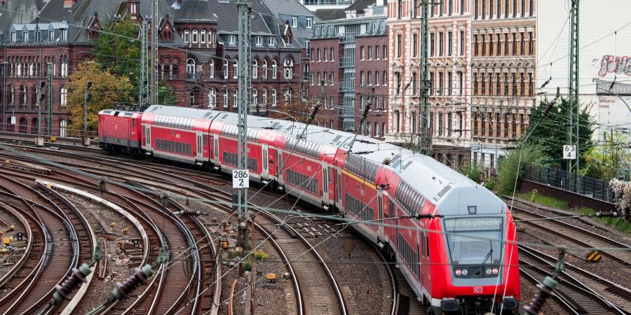 Das bundesweit nutzbare Ticket für Busse und Bahnen im Nahverkehr soll einen Einführungspreis von 49 Euro im Monat haben.