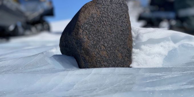 Der 7,6 Kilogramm schwere Meteoriten, welcher in der Antarktis entdeckt wurde. Meteorit Antarktis