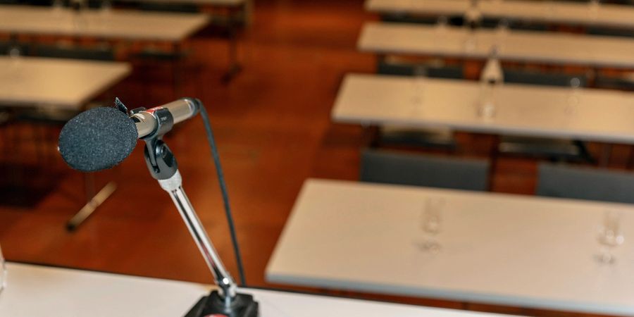 Mikrofon im Tagungssaal des Gemeindeparlaments. (Symbolbild)