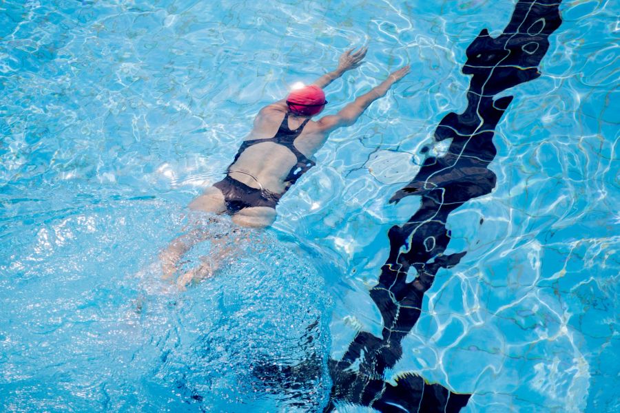 Becken Schwimmbad Bahnen Frau Schwimmerin