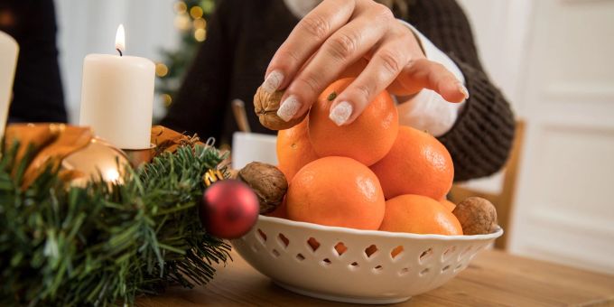 Die Mischung machts: Wer immer mal wieder das Plätzchen durch eine Mandarine oder Nüsse ersetzt, tut in der Adventszeit Gutes für den Körper. adventszeit