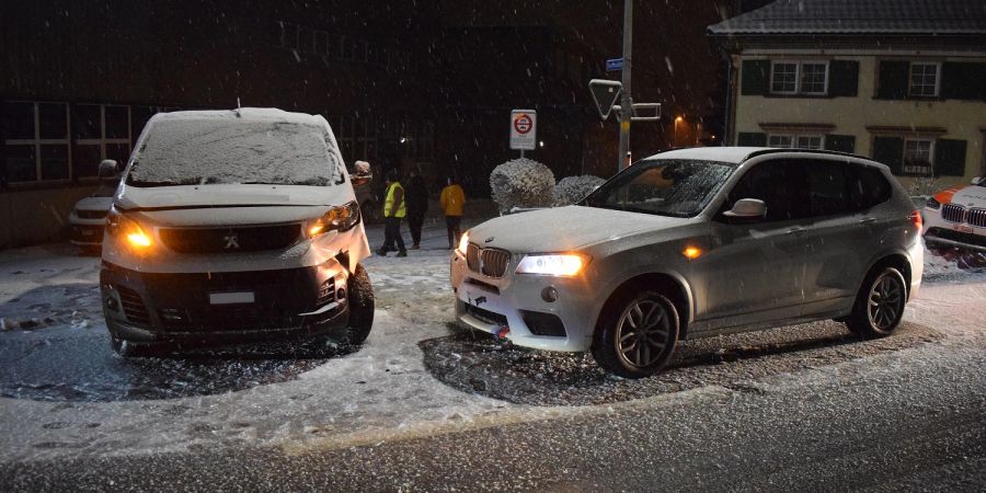 Kollision zwischen Lieferwagen und Auto in Bühler