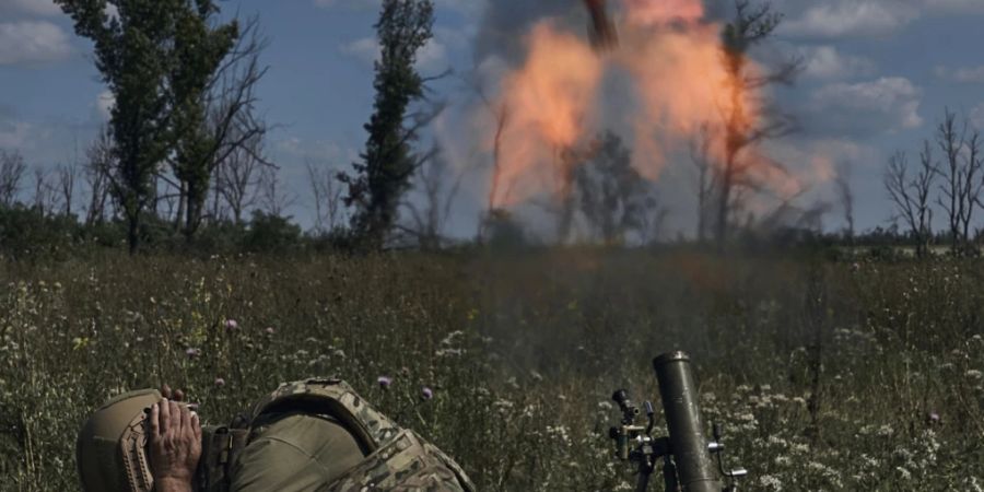 Ein ukrainischer Soldat feuert mit einem Mörser auf russische Stellungen an der Frontlinie bei Bachmut. Foto: Libkos/AP/dpa