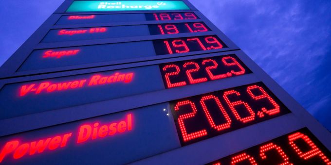 Spritpreise leuchten auf der Anzeigetafel einer Tankstelle. Spritpreise leuchten auf der Anzeigetafel einer Tankstelle.