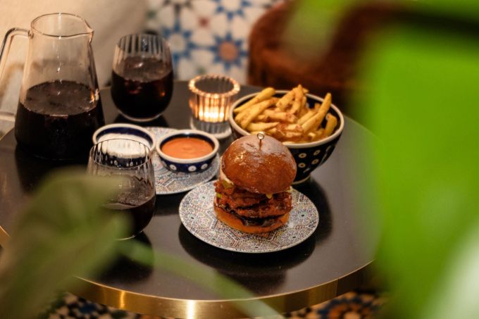 Hausgemachte Sangria auf Rotweinbasis, der berühmte KFM-Burger (KFM auf scharfer Soße, Süßkartoffelbrötchen, Gurken) und Pommes. DAR Restaurant Cocktailbar