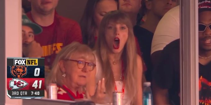 Taylor Swift feiert den Touchdown von Travis Kelce für die Kansas City Chiefs gegen die Chicago Bears. travis kelce taylor swift
