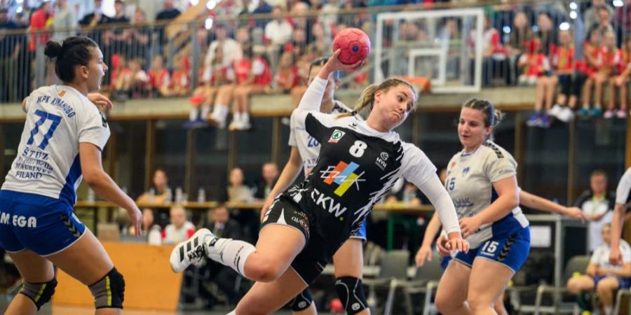Malin Haas vom HV Herzogenbuchsee beim Angriff.