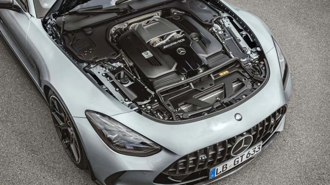 Unter der Haube wartet ein klassischer V8 ganz ohne Elektrifizierung, dafür mit bis zu 585PS und 800Nm 2023 Mercedes-AMG GT Coupe